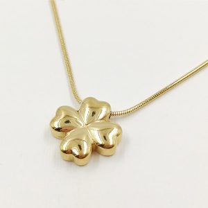TREBOL, collar con dije. Regalo o detalle.